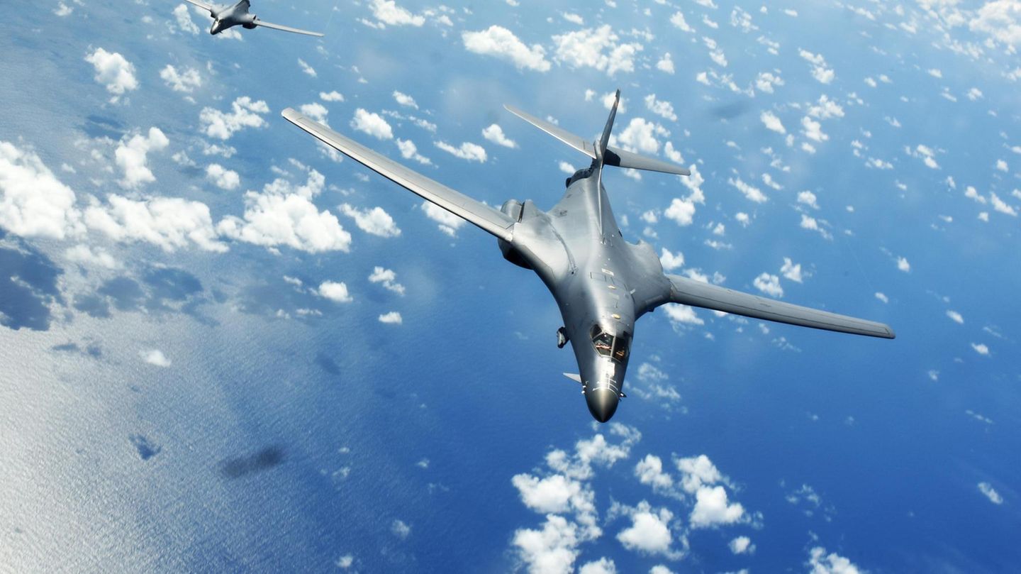 Ein Langstreckenbomber vom Typ B1-B bei einem Übungsmanöver der USA