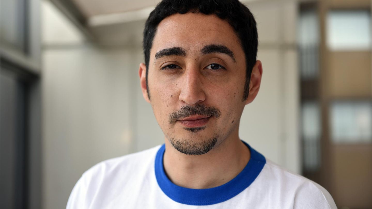 Rapper und Schauspieler Eko fresh schaut in die Kamera. Er trägt ein weißes T-Shirt mit blauem Rundkragen