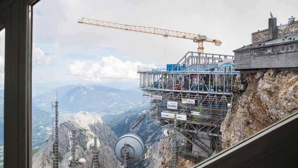 Tourismus vs. Klimawandel: Kraftprotz: Baukran an der Bergstation Kraftprotz: Baukran an der Bergstation
