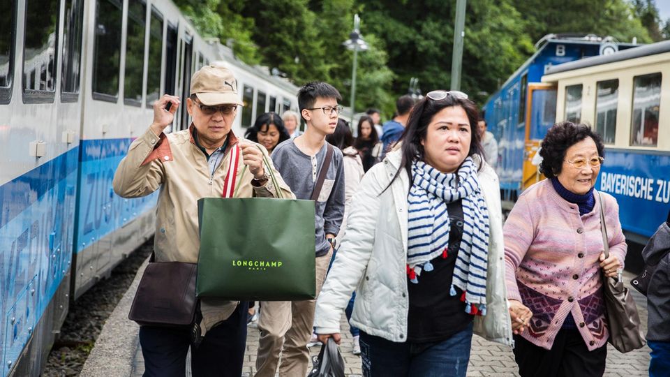 Tourismus vs. Klimawandel: Bahnfans: Bis zur Eröffnung der neuen Gondel müssen Touristen die gemächliche Zahnradbahn nehmen Bahnfans: Bis zur Eröffnung der neuen Gondel müssen Touristen die gemächliche Zahnradbahn nehmen