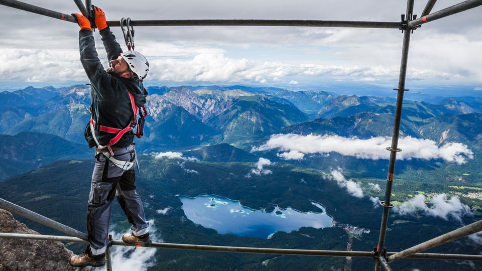 Weltrekord: Die neue Seilbahnstütze ist 127 Meter hoch. Die Arbeiter am Gerüst der Bergstation sind gründlich gesichert
