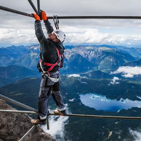 Weltrekord: Die neue Seilbahnstütze ist 127 Meter hoch. Die Arbeiter am Gerüst der Bergstation sind gründlich gesichert