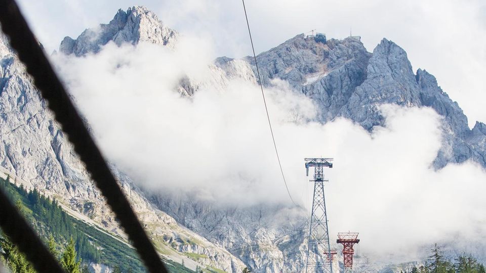 Tourismus vs. Klimawandel: Längenvergleich: Die neue Stütze überragt die alte um fast 43 Meter. Sie wird noch grell gestrichen Längenvergleich: Die neue Stütze überragt die alte um fast 43 Meter. Sie wird noch grell gestrichen