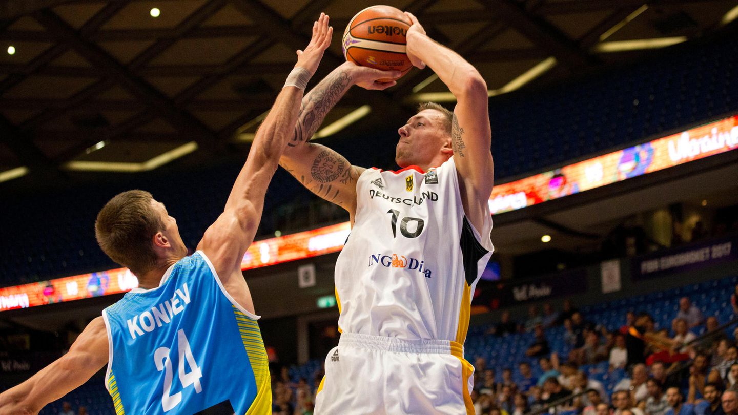 Daniel Theis (r.) zeigte im Spiel des DBB gegen die Ukraine vollen Einsatz gegen Volodymyr Koniev
