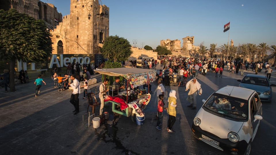Zwischen Zitadelle und ausgebombten Häusern treffen sich die Menschen wieder. "Believe in Aleppo" steht am Rand des Platzes: Glaub an diese Stadt