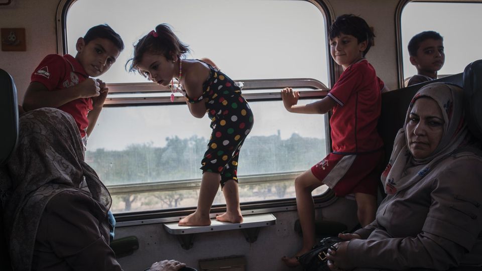 Für die Kinder ist es die erste Zugfahrt ihres Lebens, sie sind im Krieg geboren. Die Reise endet im nächsten Dorf