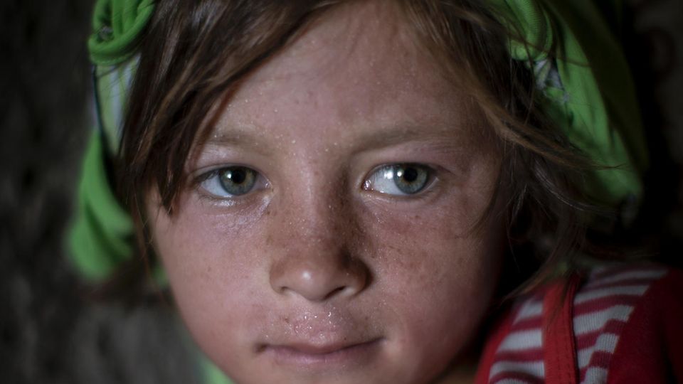Das Mädchen muss mit seinem Vater und neun Geschwistern vor der Stadt in einem Zelt leben. Ihr Haus ist zerstört, die Mutter tot. Sie heißt Sabah: der Morgen