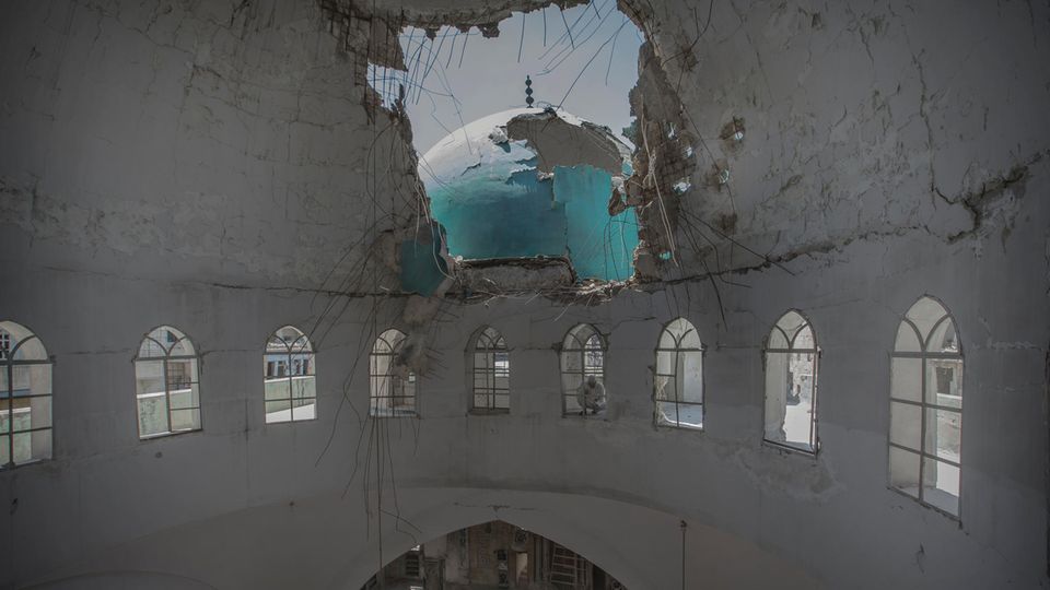 Diese Moschee in der Innenstadt wurde von den Rebellen als Basis benutzt und von Bomben zerstört. Die Menschen beten jetzt im Keller