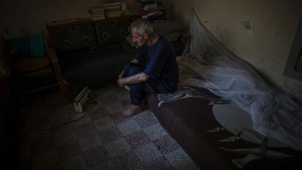 Den ganzen Krieg über ging Professor Abu Sami nicht vor die Tür. Viereinhalb Jahre lang. Hier sitzt er in seinem Schlafzimmer