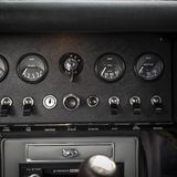 Wie es sich für einen Herren-Fahrer gebührt: Kein Zigaretten- sondern ein Zigarren-Anzünder in der Mitte des Armaturenbretts