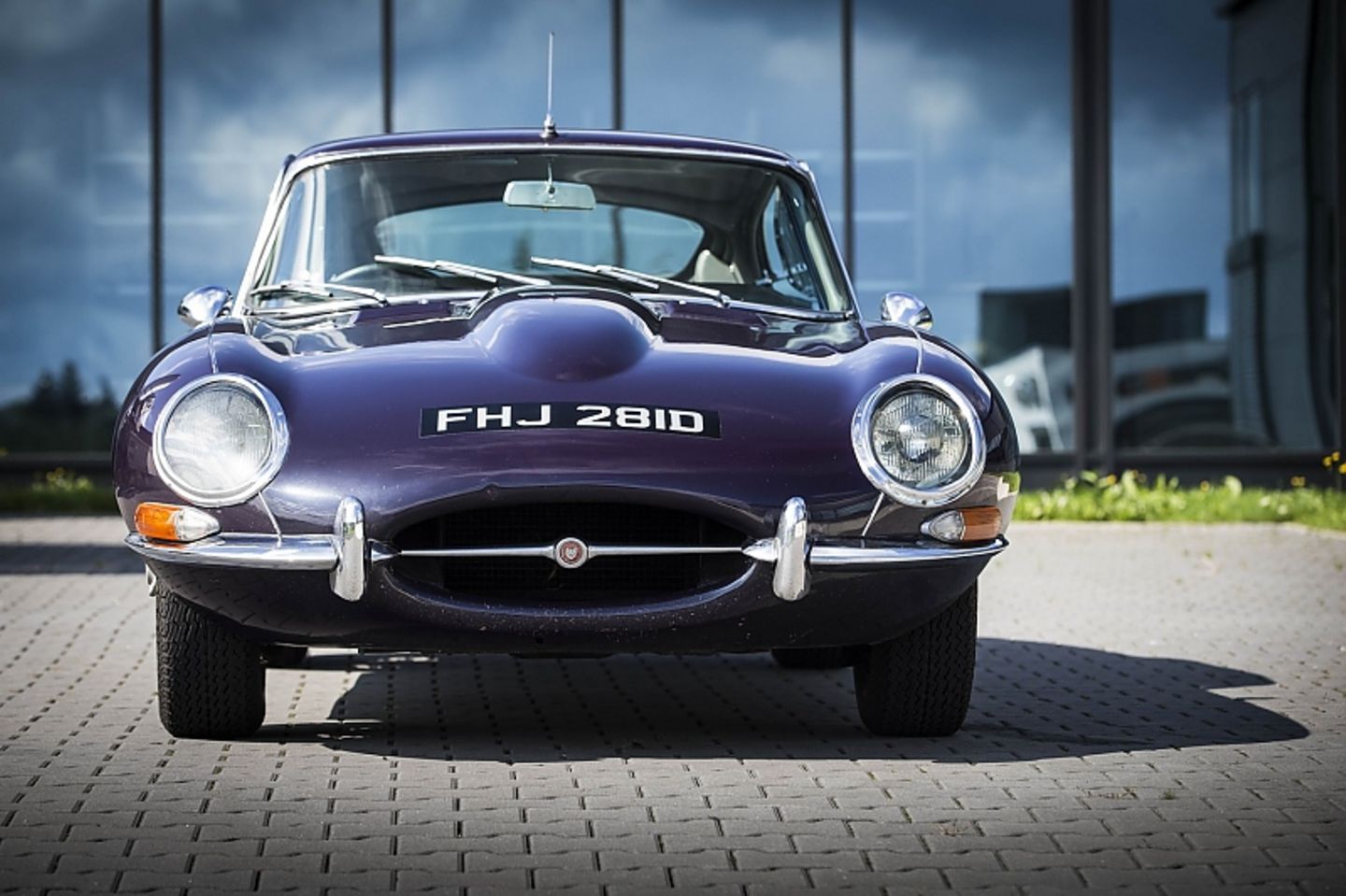 Die Scheinwerfer hinter Glas sind ein Merkmal der Series 1 E-Types