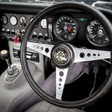 So muss das Cockpit eines klassischen Sportwagens aussehen