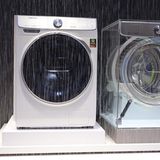 Samsung QDrive - die Zeitsparmaschine  Wenn Waschmaschinen sparsam sind, geht es um Strom- und Wasserbedarf. Samsung will nun woanders sparen - bei der Laufzeit. Die hat man bei der Samsung QDrive halbiert. Eine sich separat bewegende Rückwand der Trommel soll das Waschen erheblich beschleunigen. In nur 39 Minuten sind 5 Kilo Wäsche sauber. Ob man damit tatsächlich, wie von Samsung beworben, auch Freizeit gewinnt, steht auf einem anderen Blatt - schließlich harrt niemand die gesamte Zeit vor dem Maschine aus