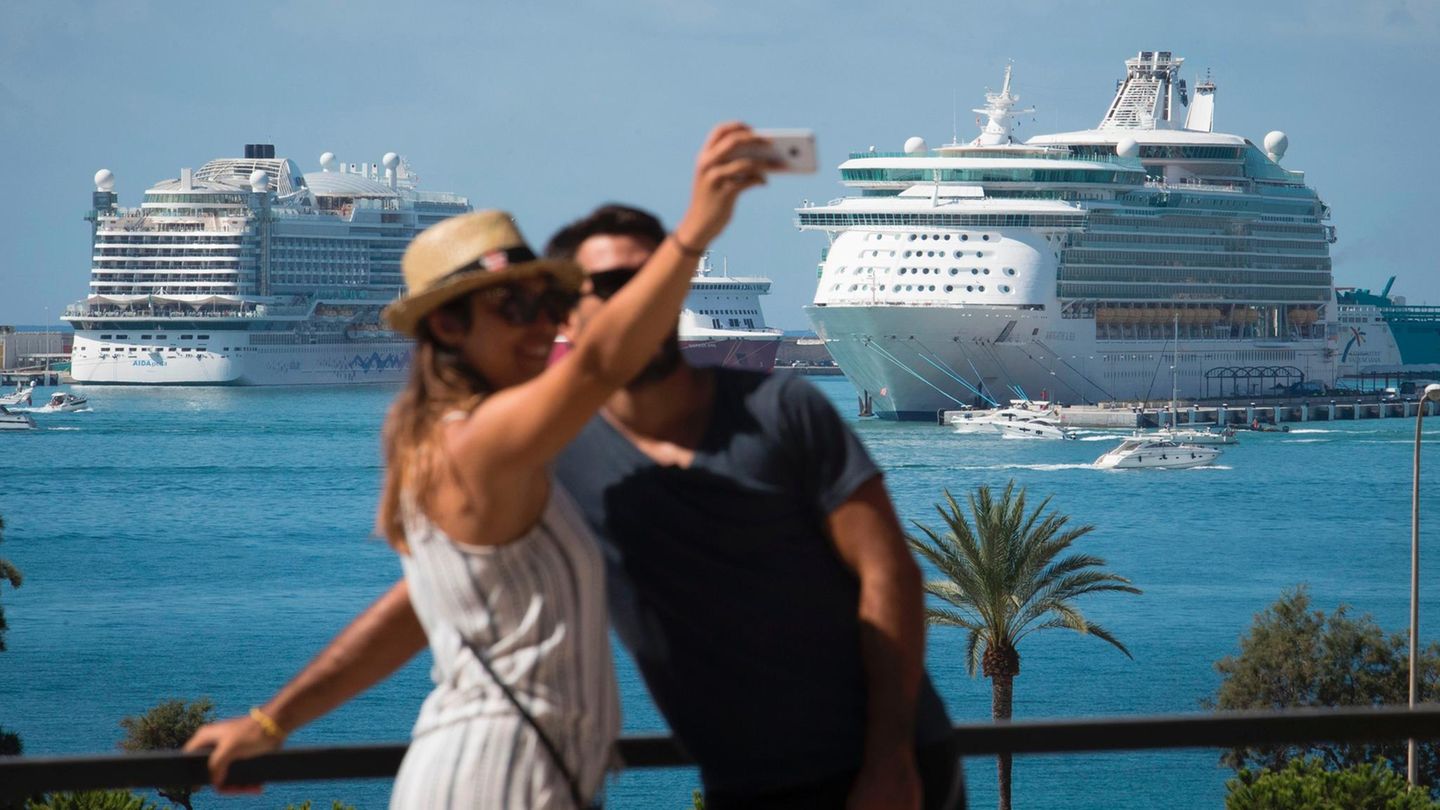 Im Hafen von Palma de Mallorca: Ab 2018 werden auch Kreuzfahrtgäste zur Kasse gebeten.