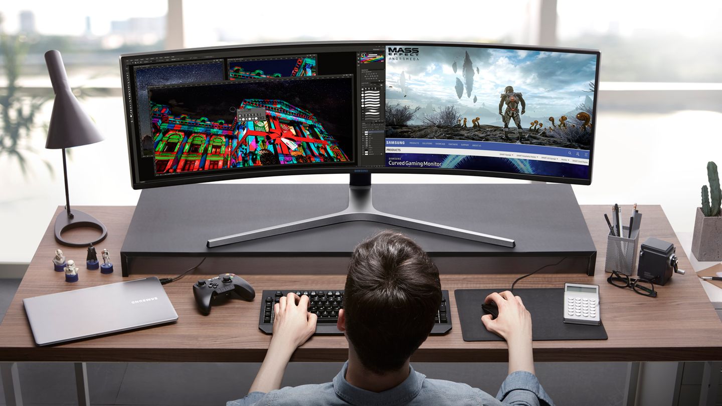 Samsung CHG90 Gaming Monitor Riesenmonitor 49 Zoll Ein Junger Mann sitzt vor seinem Samsung CHG90 Monitor