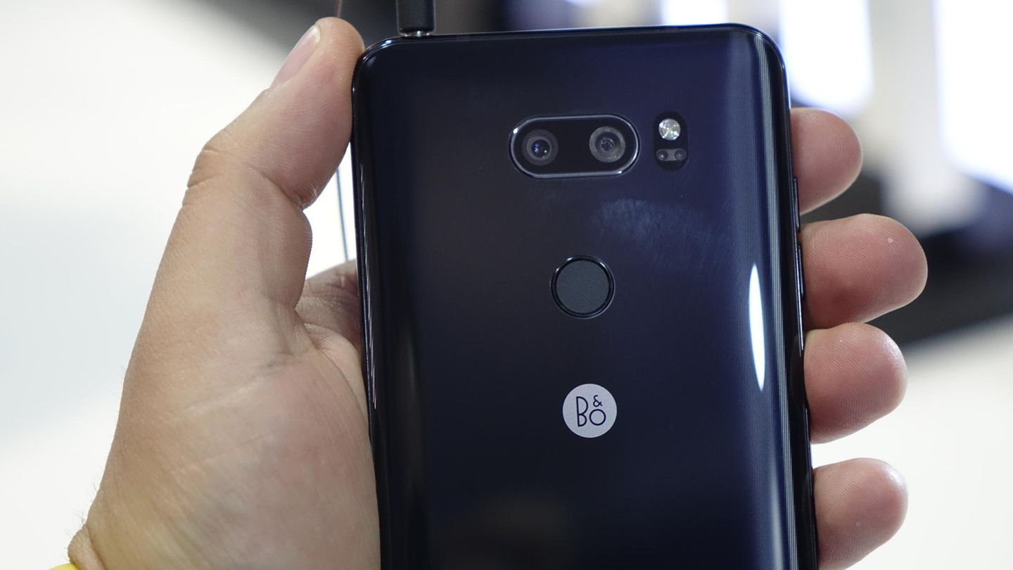 LG V30 - das Hollywood-Smartphone  Mit dem LG V30 bringen die Koreaner ihre Spitzengeräte der V-Reihe das erste Mal nach Deutschland. In dem schicken Smartphone mit gigantischem Display steckt eine Doppelkamera, die Spezial-Effekte à la Hollywood ermöglichen soll. Für den passenden Sound sorgen die Experten von Bang & Olufsen. Mehr erfahren Sie in diesem Artikel.