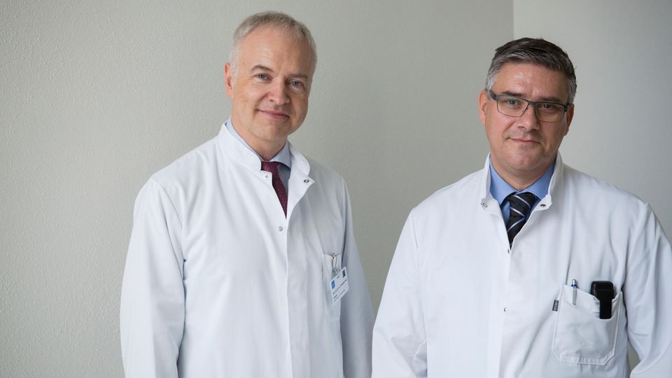 Qualität der Medizin: Chefarzt Pompiliu Piso (l.) und Oberarzt Hubert Leebmann, Chirurgen aus Regensburg Chefarzt Pompiliu Piso (l.) und Oberarzt Hubert Leebmann, Chirurgen aus Regensburg