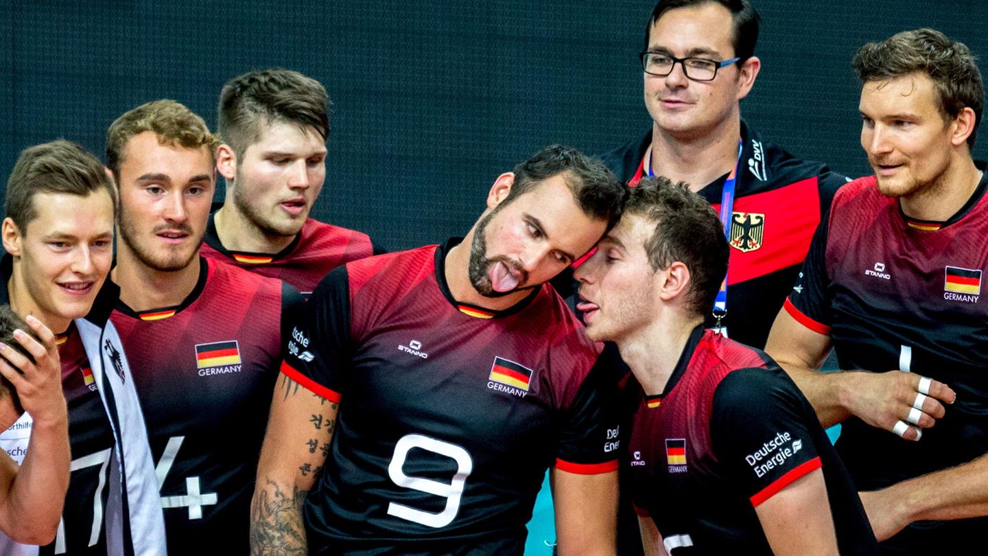 Die deutschen Volleyball-Männer um Georg Grozer (m.)