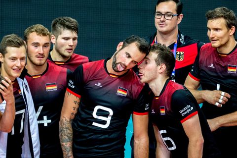 Die deutschen Volleyball-Männer um Georg Grozer (m.)