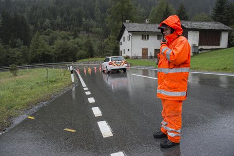 Nach den Bergstürzen im Schweizer Kanton Graubünden wurden Straßensperren eingerichtet