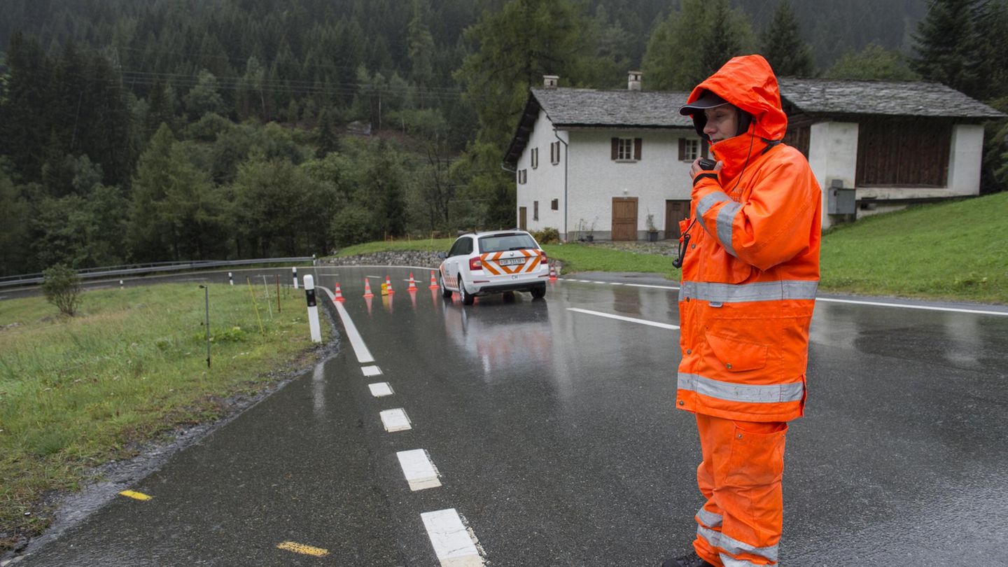 Nach den Bergstürzen im Schweizer Kanton Graubünden wurden Straßensperren eingerichtet