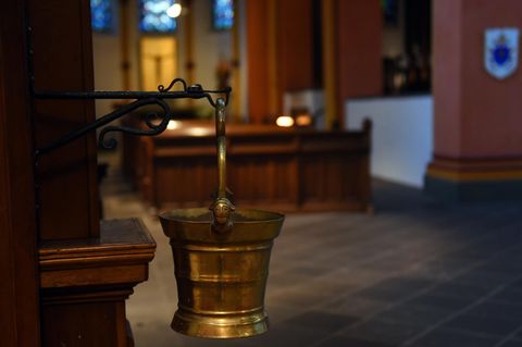 Weihwasserbehälter oft mit Keimen belastet