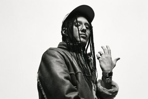 RIN posiert im Rapper-Stil