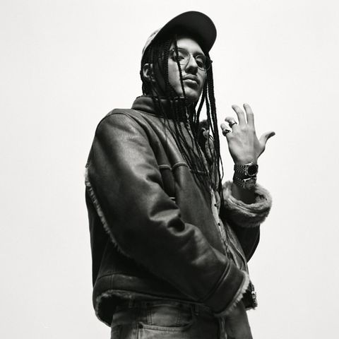 RIN posiert im Rapper-Stil