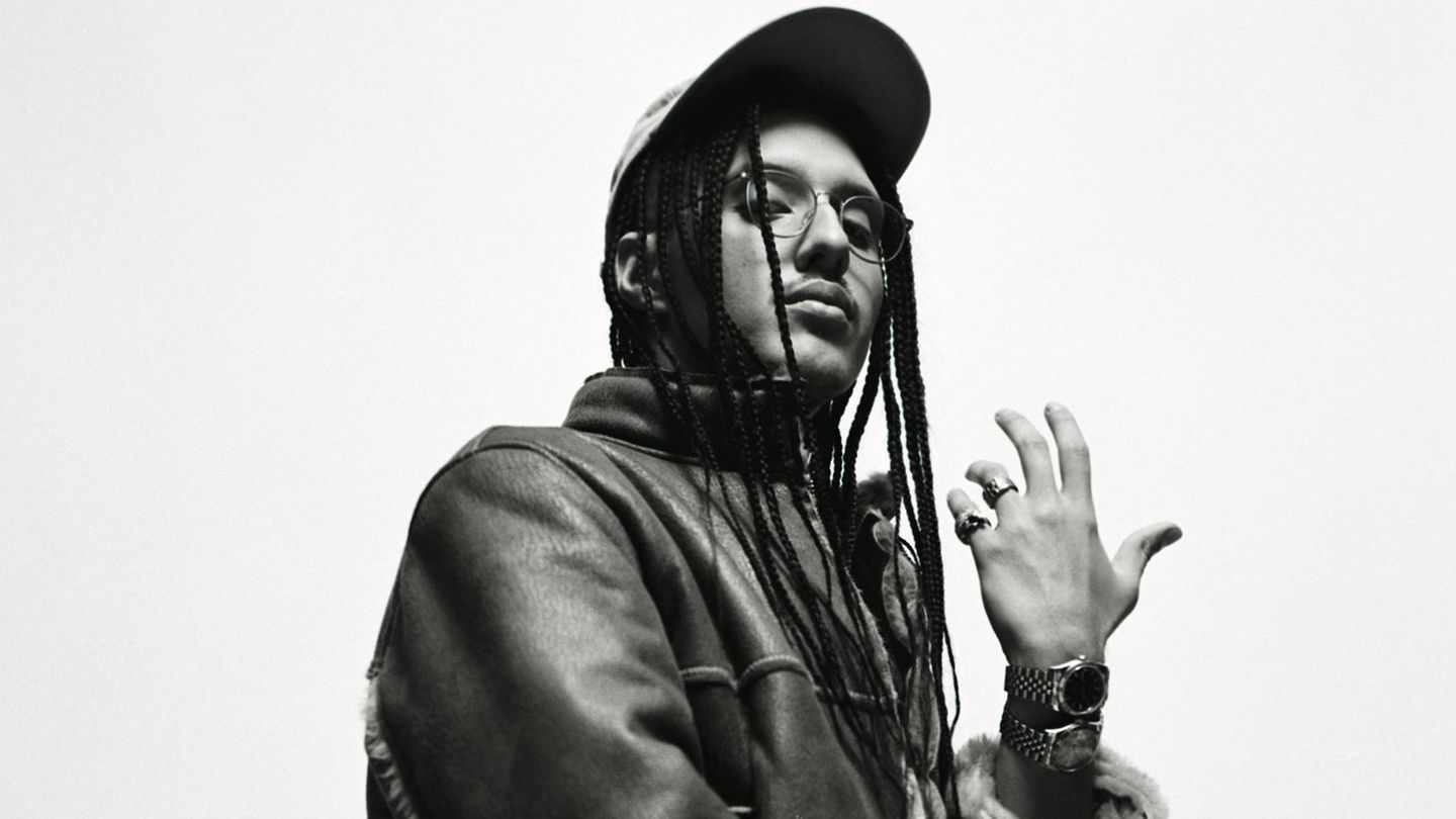RIN posiert im Rapper-Stil