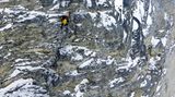 Geschwindigkeitsrekord Eiger-Nordwand 2011  Die bekannteste Route durch die Eiger-Nordwand oberhalb von Grindelwald ist der Weg der Erstbegeher, die Heckmair-Route. Diese durchklettert Dani Arnold im April 2011 im Alleingang in 2 Stunden und 28 Minuten. Sein Rekord wurde jedoch im November 2015 vom Ueli Steck, der im April 2017 am Nuptse im Himalaya tödlich verunglückte, um 6 Minuten unterboten.