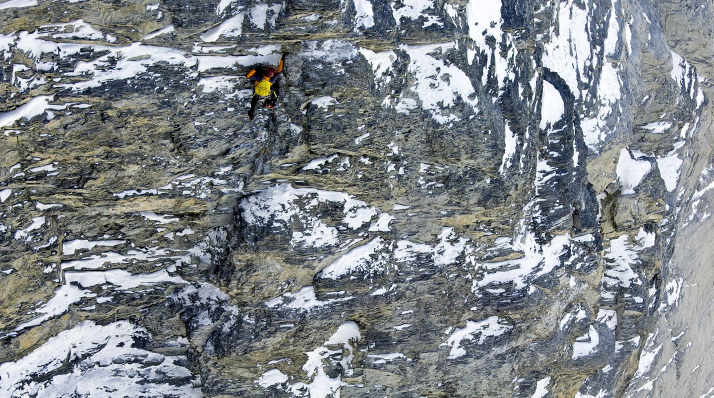 Dani Arnold: Geschwindigkeitsrekord Eiger-Nordwand 2011 Die bekannteste Route durch die Eiger-Nordwand oberhalb von Grindelwald ist der Weg der Erstbegeher, die Heckmair-Route. Diese durchklettert Dani Arnold im April 2011 im Alleingang in 2 Stunden und 28 Minuten. Sein Rekord wurde jedoch im November 2015 vom Ueli Steck, der im April 2017 am Nuptse im Himalaya tödlich verunglückte, um 6 Minuten unterboten. Geschwindigkeitsrekord Eiger-Nordwand 2011 Die bekannteste Route durch die Eiger-Nordwand oberhalb von Grindelwald ist der Weg der Erstbegeher, die Heckmair-Route. Diese durchklettert Dani Arnold im April 2011 im Alleingang in 2 Stunden und 28 Minuten. Sein Rekord wurde jedoch im November 2015 vom Ueli Steck, der im April 2017 am Nuptse im Himalaya tödlich verunglückte, um 6 Minuten unterboten.