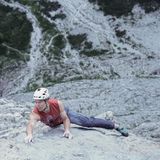 Geschwindigkeitsrekord "Via Calesso" in den Dolomiten 2016   Ungesichert und in Rekordzeit im 650 Meter hohen Fels der Dolomiten: Im August gelingt Dani Arnold die "Via Carlesso" am Torre Trieste in nur 68 Minuten. "Ich wollte in diesem Sommer die technische Herausforderung mit der Geschwindigkeit verbinden. Ich wollte etwas Schweres, Ausgesetztes und Wildes klettern."