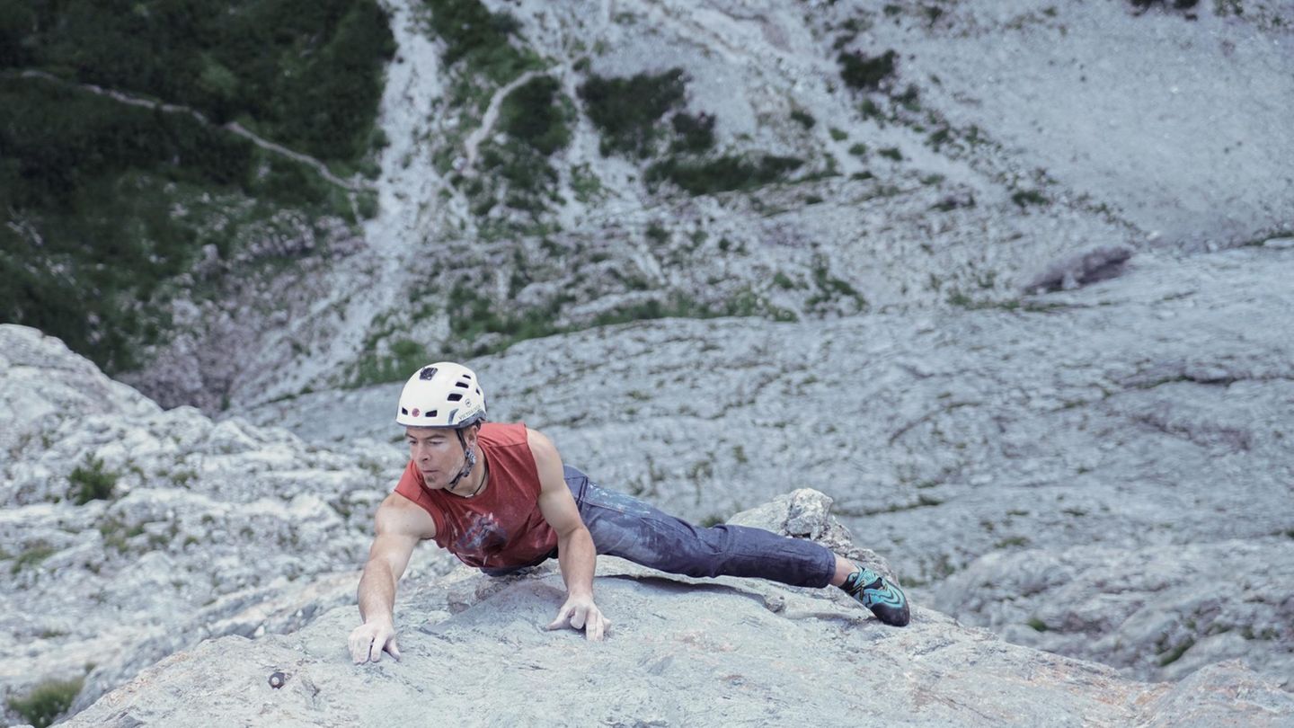 Dani Arnold: Geschwindigkeitsrekord "Via Calesso" in den Dolomiten 2016 Ungesichert und in Rekordzeit im 650 Meter hohen Fels der Dolomiten: Im August gelingt Dani Arnold die "Via Carlesso" am Torre Trieste in nur 68 Minuten. "Ich wollte in diesem Sommer die technische Herausforderung mit der Geschwindigkeit verbinden. Ich wollte etwas Schweres, Ausgesetztes und Wildes klettern." Geschwindigkeitsrekord "Via Calesso" in den Dolomiten 2016 Ungesichert und in Rekordzeit im 650 Meter hohen Fels der Dolomiten: Im August gelingt Dani Arnold die "Via Carlesso" am Torre Trieste in nur 68 Minuten. "Ich wollte in diesem Sommer die technische Herausforderung mit der Geschwindigkeit verbinden. Ich wollte etwas Schweres, Ausgesetztes und Wildes klettern."