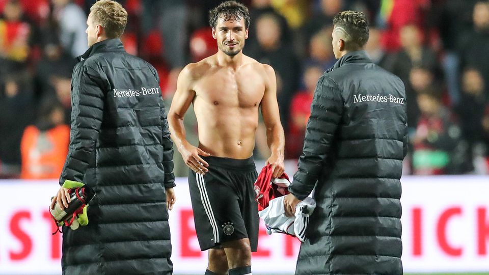 Mats Hummels köpfte den Siegtreffer für die DFB-Elf - doch das Verhalten einiger "Fans" erzürnte den Bayern-Star Mats Hummels köpfte den Siegtreffer für die DFB-Elf - doch das Verhalten einiger "Fans" erzürnte den Bayern-Star