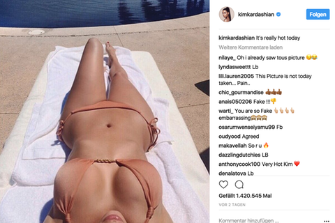 Auf Instagram hat Kim Kardashian ein Foto gepostet, auf dem sie im Bikini auf einem weißen Handtuch an einem Pool liegt
