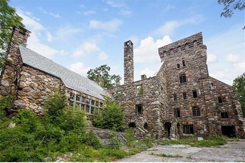 Feldsteine und ein wuchtiger Wohnturm prägen die Burg.