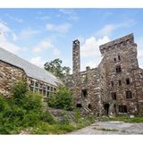 Feldsteine und ein wuchtiger Wohnturm prägen die Burg.