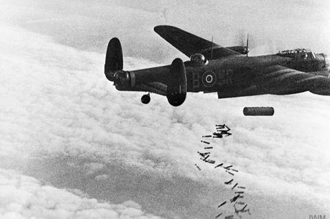 Hier wirft ein Bomber vom Typ Avro Lancaster einen Mix von Stab-Brandbomben und einen  HC 4000 Blockbuster ab.