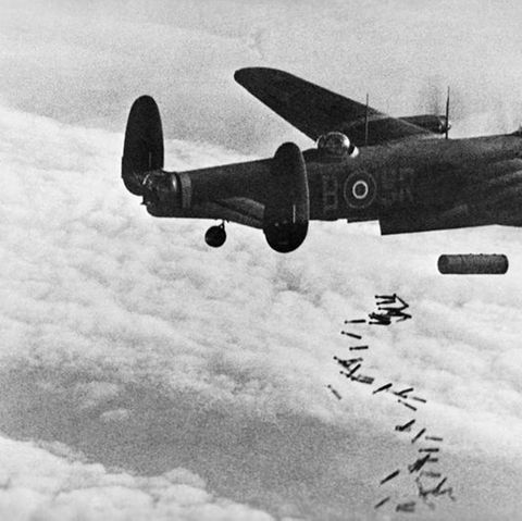 Hier wirft ein Bomber vom Typ Avro Lancaster einen Mix von Stab-Brandbomben und einen  HC 4000 Blockbuster ab.