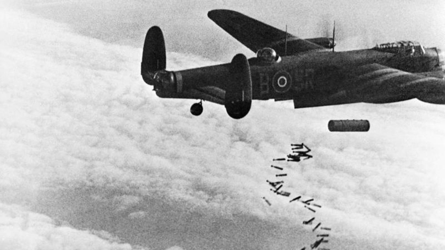 Hier wirft ein Bomber vom Typ Avro Lancaster einen Mix von Stab-Brandbomben und einen  HC 4000 Blockbuster ab.