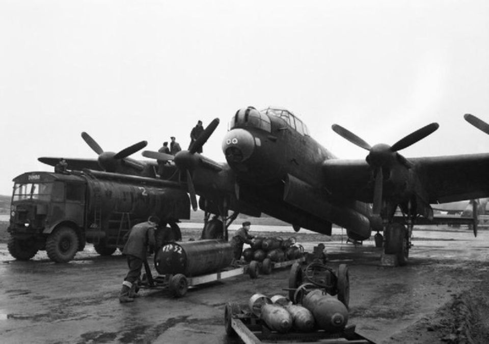 Dieser Lancaster wird mit einer HC 4000 und Sprengbomben beladen.