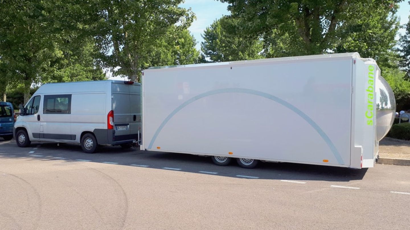 Das Gespann ist nicht gerade klein - aber auch nicht schwerer als ein Anhänger für zwei Pferde.