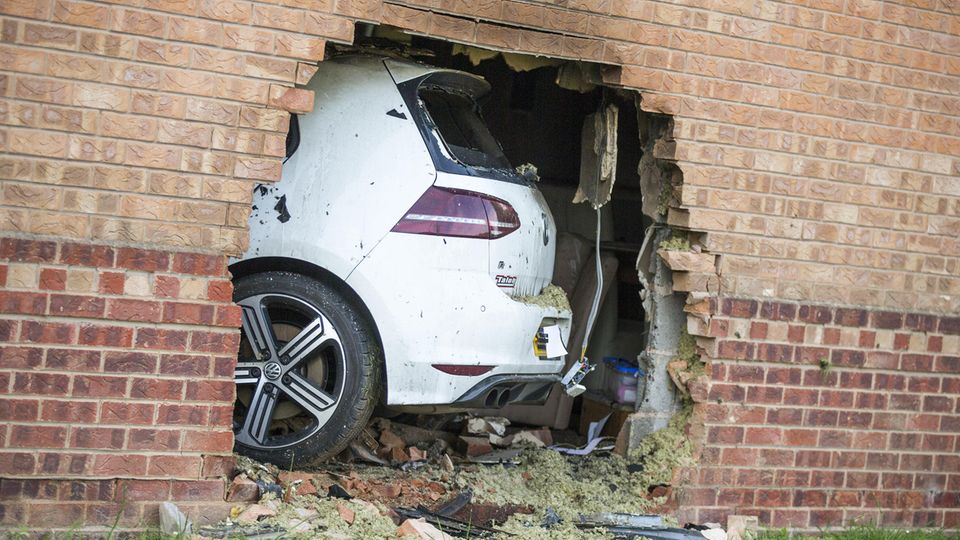 Das Auto verschwand beinahe komplett in der Hauswand