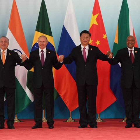 Die fünf Regierungschef der Brics-Staaten halten sich an den Händen auf dem roten Teppich in Xiamen, China.