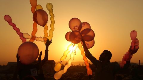 Damaskus, Syrien. In dem von Rebellen gehaltenen Damaszener Vorort Douma sind Momente der Ruhe selten. Dies hier ist so einer: Ein Syrer spielt am dritten Tag des islamischen Opferfests mit Ballons für die Kinder.