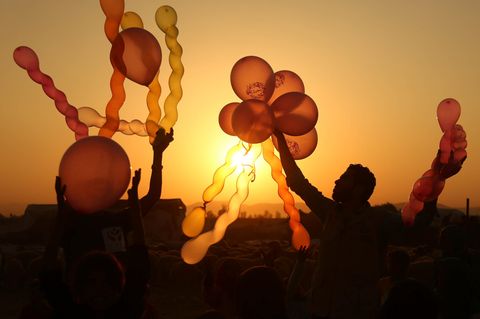 Damaskus, Syrien. In dem von Rebellen gehaltenen Damaszener Vorort Douma sind Momente der Ruhe selten. Dies hier ist so einer: Ein Syrer spielt am dritten Tag des islamischen Opferfests mit Ballons für die Kinder.
