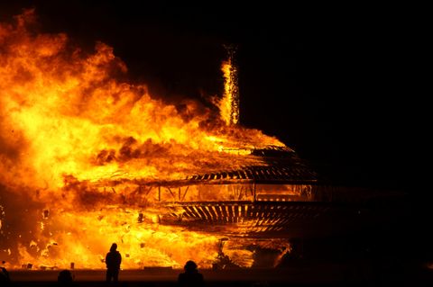 Höhepunkt des "Burning Man"-Festivals: Wie hier im Jahr 2013 wird eine gewaltige Holzskulptur verbrannt
