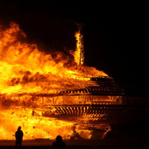 Höhepunkt des "Burning Man"-Festivals: Wie hier im Jahr 2013 wird eine gewaltige Holzskulptur verbrannt
