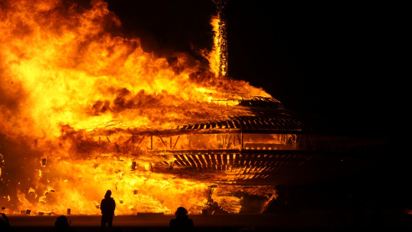 Höhepunkt des "Burning Man"-Festivals: Wie hier im Jahr 2013 wird eine gewaltige Holzskulptur verbrannt