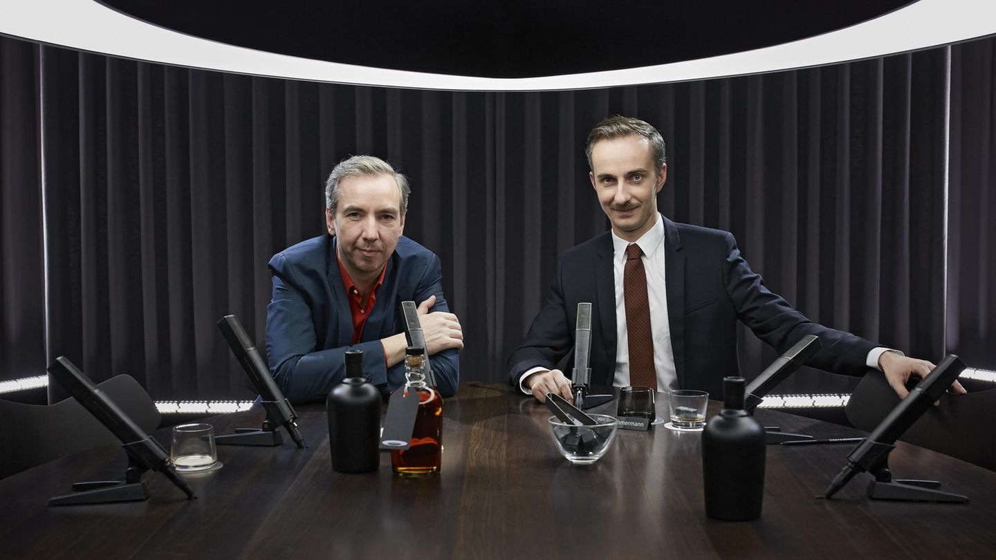 Jan Böhmermann (r.) und Olli Schulz moderieren das Talk-Format